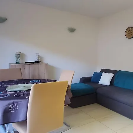 Charming Vacation Cocoon With Lovely Balcony Apartment